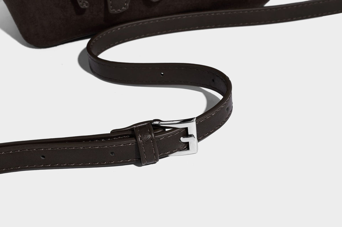 Kleine, strukturierte Tote-Handtasche in Wildlederoptik mit Elefantenanhänger, zwei oberen Tragegriffen und abnehmbarem Crossbody-Riemen, Detailansicht