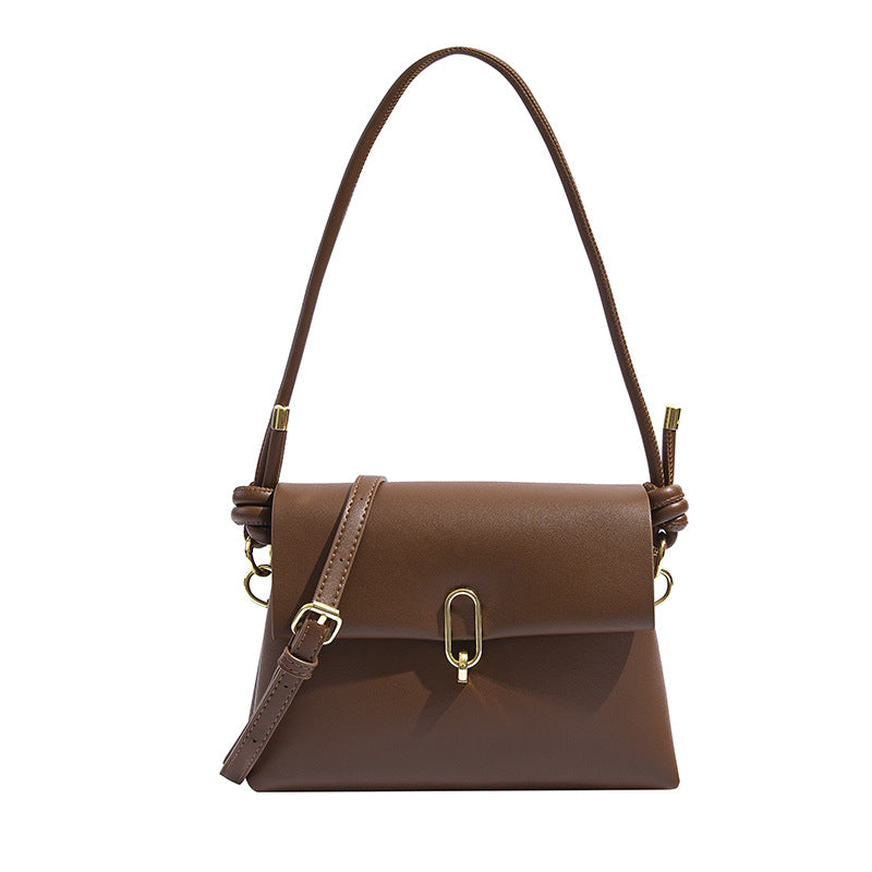 Mini-Crossbody-Tasche mit strukturierter Form und Überschlag, ovalem Verschluss in Goldoptik und verstellbarem Riemen, Detailansicht 5