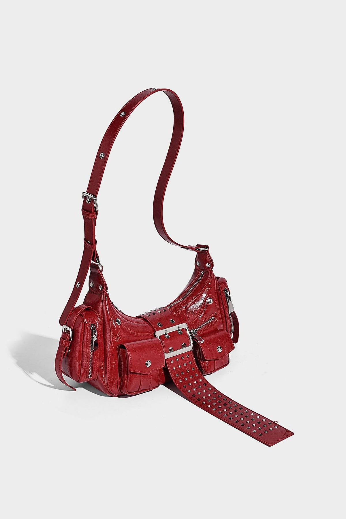 Halbmond-Schultertasche mit Nieten und Gürtelschnallen-Lasche, mehreren Vordertaschen und silberfarbenen Beschlägen, Detailansicht 20