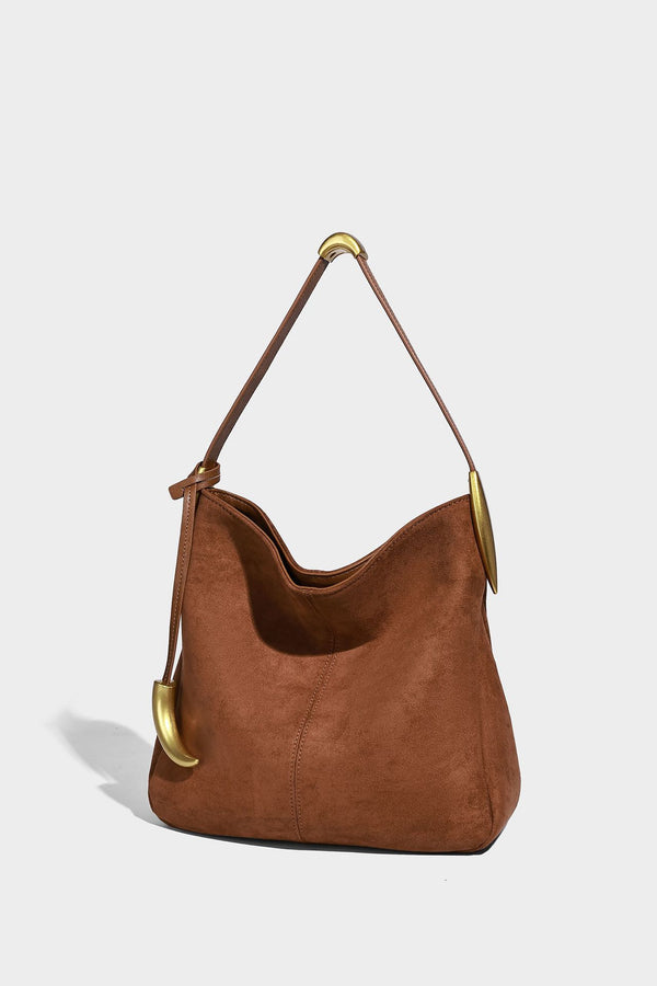 Beige-braune Hobo-Schultertasche mit lässiger Silhouette, matter Veloursleder-Optik, goldfarbenen halbmondförmigen Beschlägen und schmalem Schulterriemen, Detailaufnahme