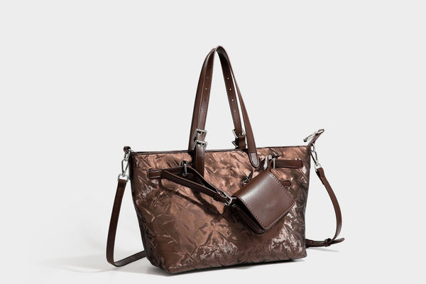 Glänzende, geknautschte Metallic-Tote-Bag mit zwei Tragegriffen oben, abnehmbarem Schulterriemen und abnehmbarer Mini-Reißverschlusstasche in Braun