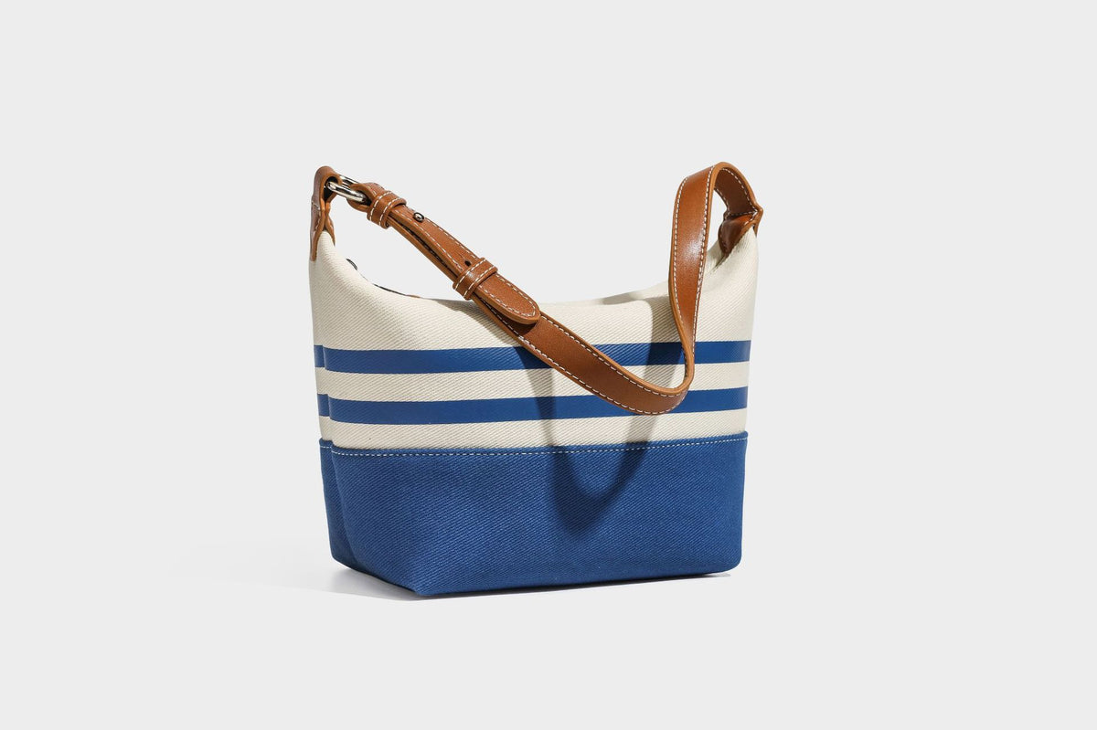 Creme-blau gestreifte Canvas-Schultertasche mit hellbraunem Riemen in Lederoptik und Reißverschluss in Silberoptik, Detailansicht 23