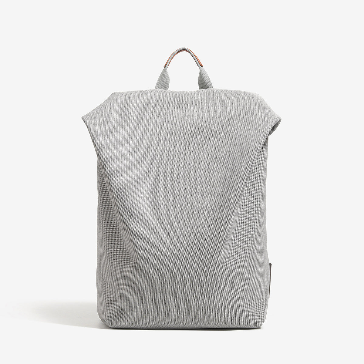 Minimalistischer matter Rucksack aus gewebtem Material mit kurzem Tragegriff und verstellbaren Schulterriemen, Detailansicht 9