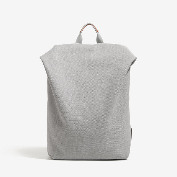 Minimalistischer matter Rucksack aus gewebtem Material mit kurzem Tragegriff und verstellbaren Schulterriemen, Detailansicht 9