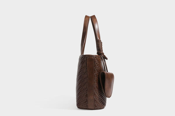 Strukturierte Tote Bag mit gewebter Oberfläche in Braun, goldfarbenen Metalldetails, seilumwickelten Tragegriffen, einer kleinen Fronttasche und weiteren Details