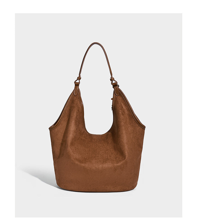 Lässig fallende Hobo-Schultertasche in matter Velourslederoptik mit offenem oberen Abschluss und optionalem Quasten- und Perlenanhänger, Detailansicht 12