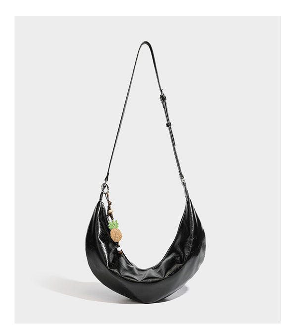 Lässig fallende Hobo-Schultertasche in Halbmondform mit glänzender, geknautschter Lederoptik, schmalem Riemen, silberfarbenen Ringbeschlägen und
