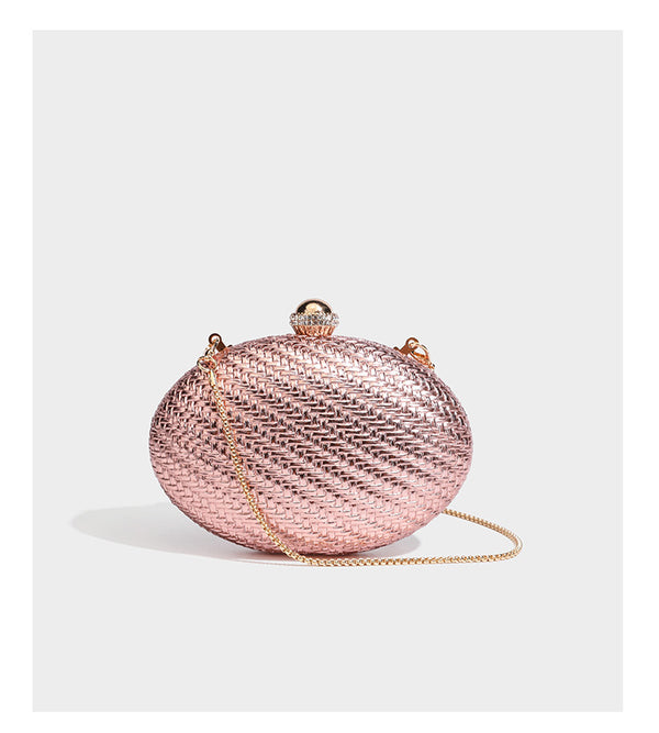 Kleine, ovale, metallisch gewebte Clutch mit juwelenbesetztem Bügelverschluss in Goldoptik und abnehmbarem Kettenriemen, Detailansicht 13