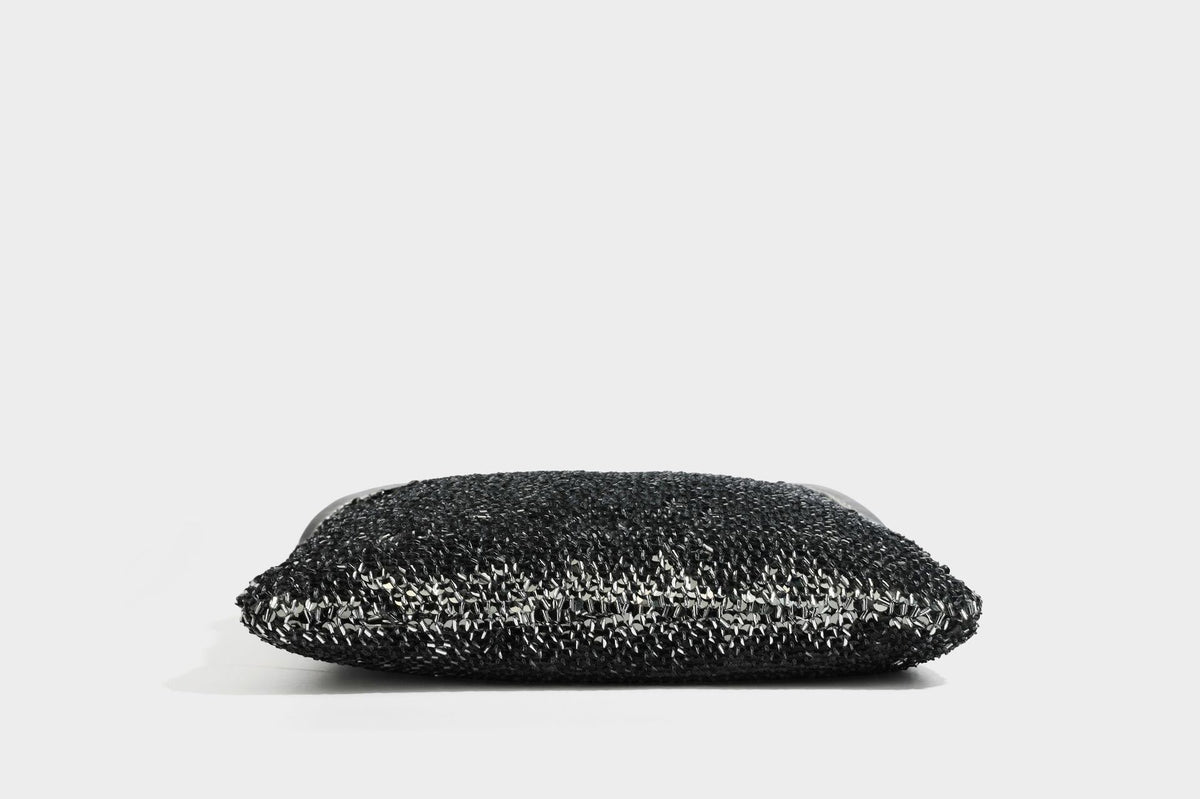 Kleine Pailletten-Schultertasche im Tote-Stil mit langem Metallic-Riemen und trapezförmiger Silhouette, Detailansicht 44