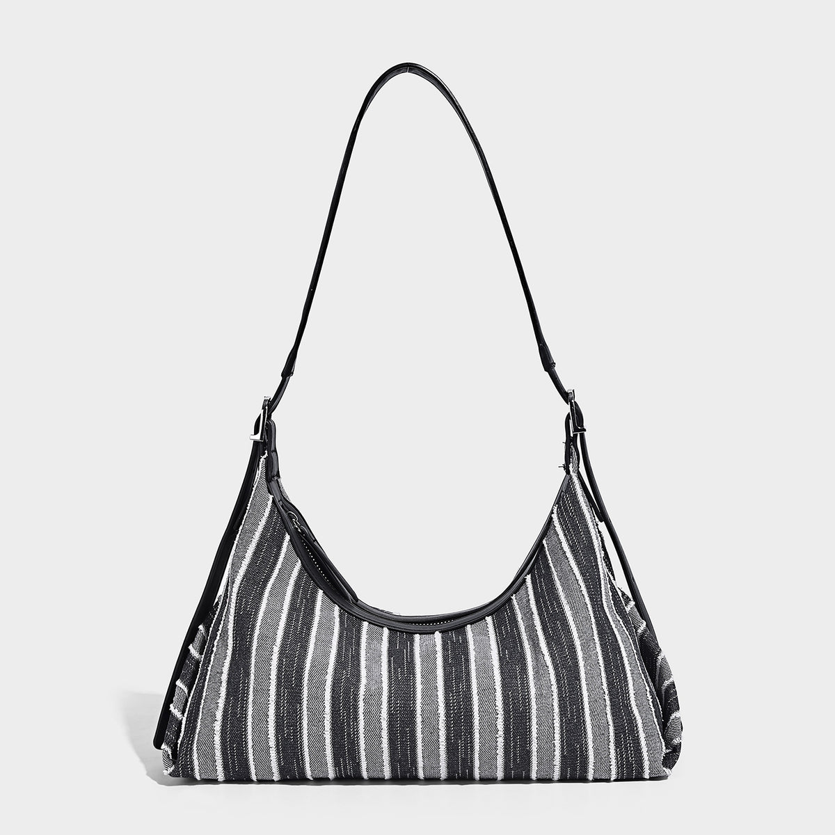 Lässig fallende, gestreifte Hobo-Tasche aus Webmaterial mit kontrastierendem cremefarbenem Besatz, Reißverschluss oben und verstellbarem Riemen mit silberfarbener Schnalle, Detailansicht