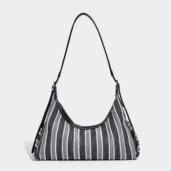 Lässig fallende, gestreifte Hobo-Tasche aus Webmaterial mit kontrastierendem cremefarbenem Besatz, Reißverschluss oben und verstellbarem Riemen mit silberfarbener Schnalle, Detailansicht