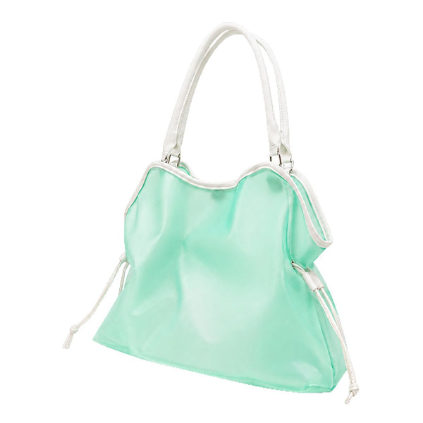 Glänzende mintfarbene Tote-Bag in Jelly-Optik mit weißem Besatz in Lederoptik, gewelltem oberen Rand und silberfarbenem Stern-Spiegelanhänger an einer Kugelkette