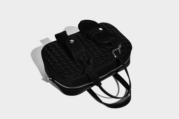 Strukturierte Boston-Tasche in Weboptik mit geknoteten Tragegriffen, abnehmbarem Schulterriemen und passendem Mini-Etui in matter Ausführung