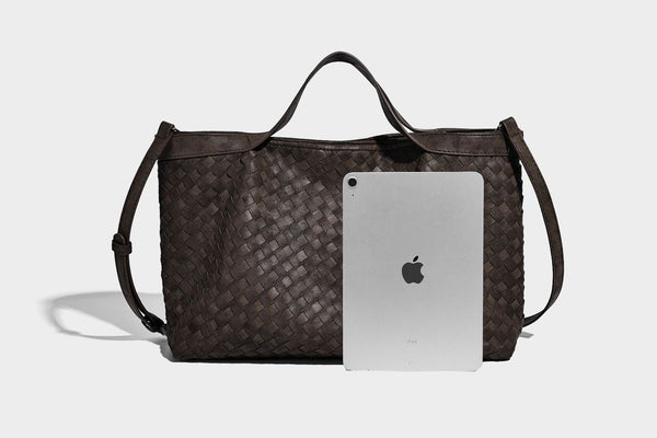Große, formstabile Tote-Bag in Lederoptik mit gewebter Struktur und passender kleiner Tasche in Dunkelbraun, zwei Henkeln und verstellbarem