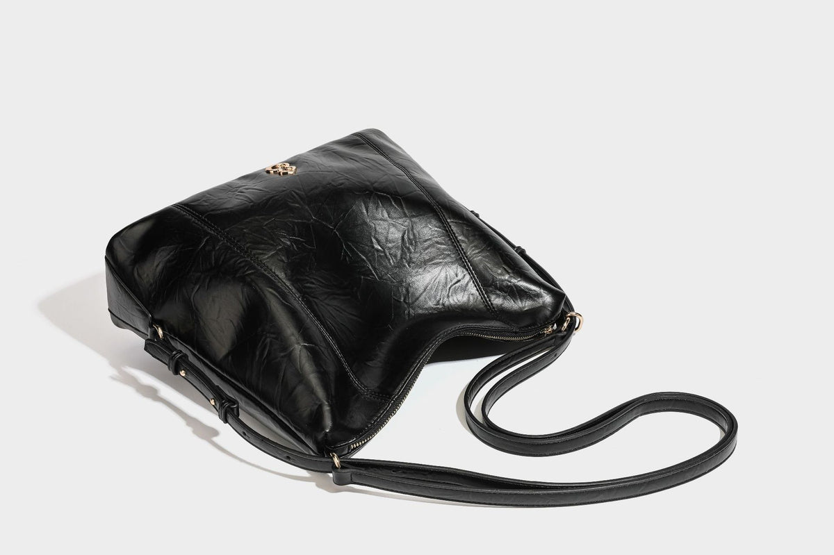 Große, lässig fallende Hobo-Schultertasche in glänzender, geknautschter Lederoptik mit goldfarbenen Beschlägen und langem, verstellbarem Riemen
