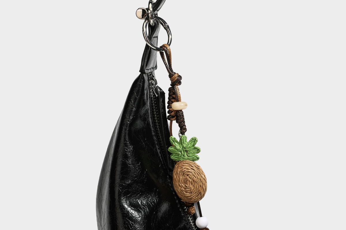Lässig fallende Hobo-Schultertasche in Halbmondform mit glänzender, geknautschter Lederoptik, schmalem Riemen, silberfarbenen Ringbeschlägen und