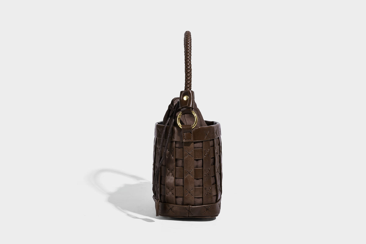 Kleine gewebte Bucket-Bag mit Karomuster-Einsatz, geflochtenem Tragegriff, Kordelzugverschluss, Perlenanhänger und abnehmbarem Schulterriemen