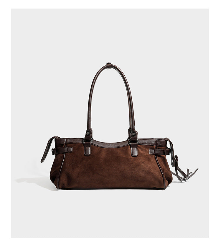 Strukturierte Vintage-Schultertasche im Moto-Stil mit matten Einsätzen in Velourslederoptik, Besatz in Lederoptik, dunkel silberfarbenen Nieten und vorderem Reißverschluss