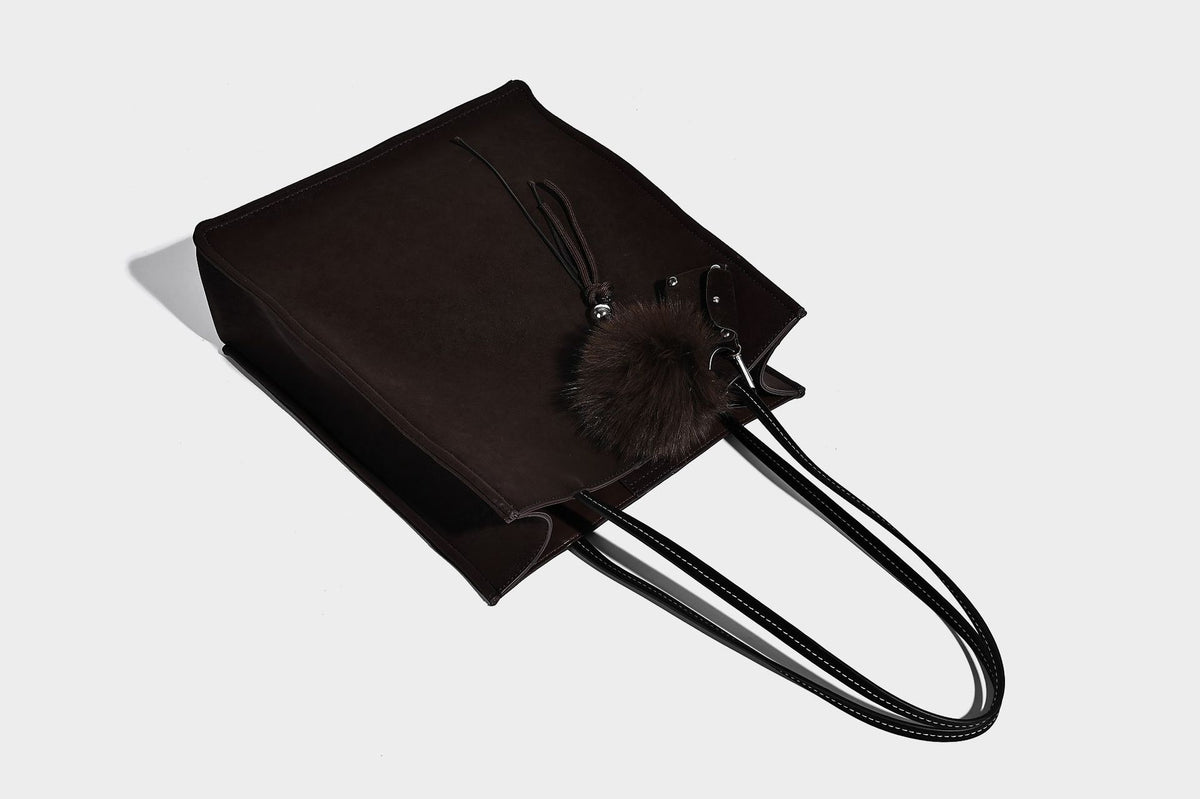 Hohe rechteckige Tote-Bag in matter Velourslederoptik mit zwei Schulterriemen und passender Reißverschlusstasche, Detailansicht 29