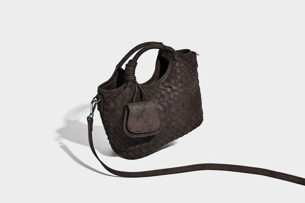 Wandelbare Tote-Schultertasche aus mattem Webmaterial mit geknoteten Tragegriffen, Vordertasche mit Klappe und abnehmbarem Schulterriemen, Detailansicht 25