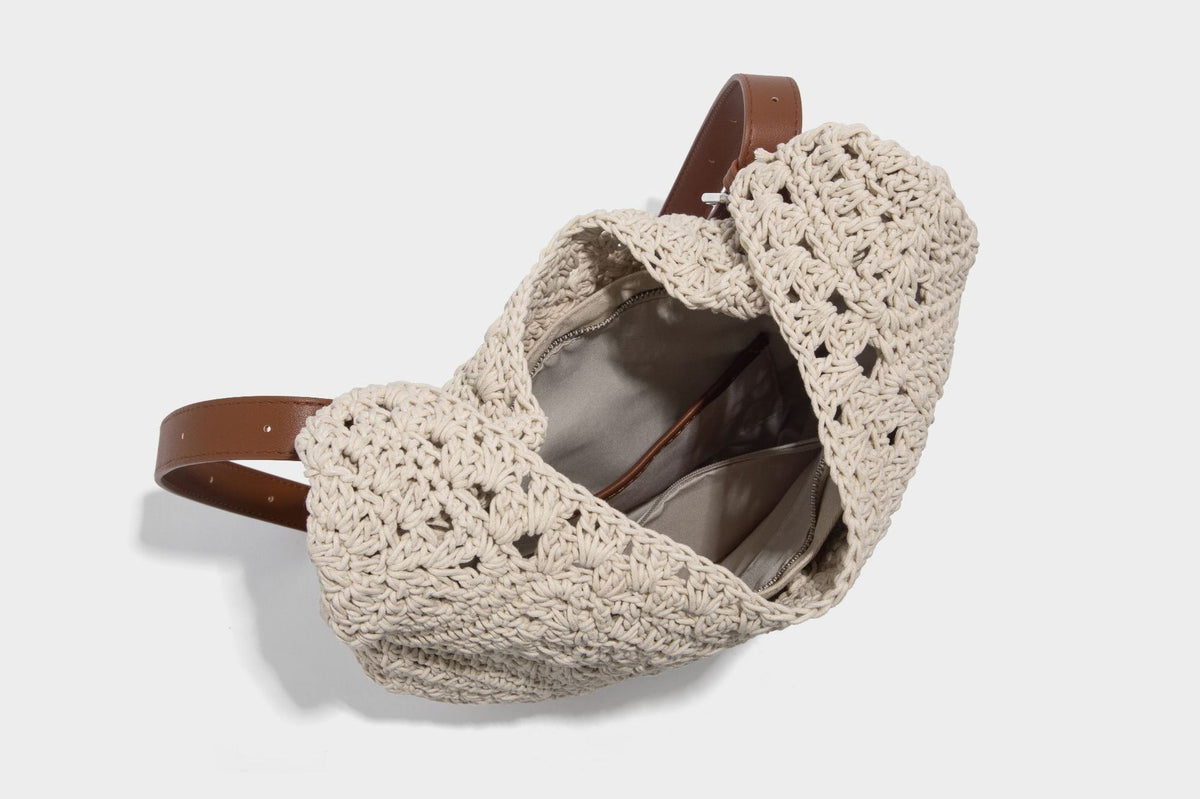 Weich fallende Hobo-Schultertasche aus gehäkelter Wachskordel mit verstellbarem Riemen in Lederoptik und Korpus mit offenem Gittermuster, Detailansicht 33