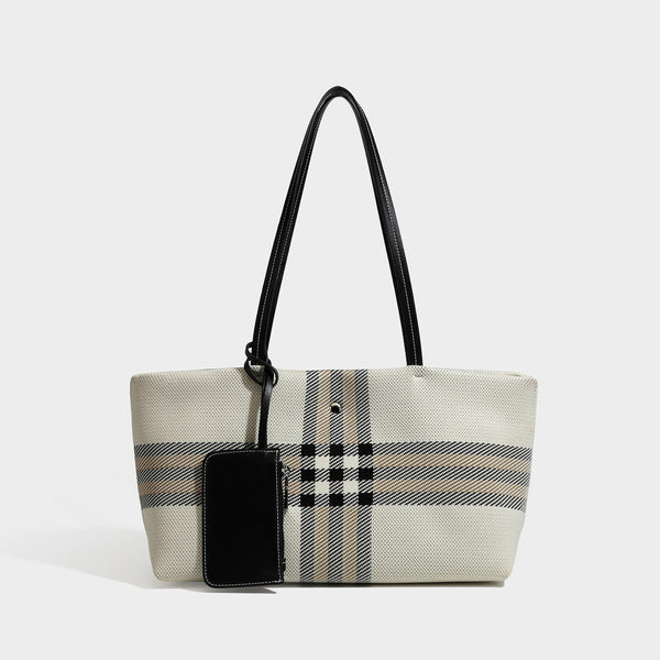 Strukturierte gewebte Tote-Bag mit Karomuster, langen schwarzen Schulterriemen in Lederoptik und aufgesetztem schwarzem Reißverschlusstäschchen, Detailansicht 6