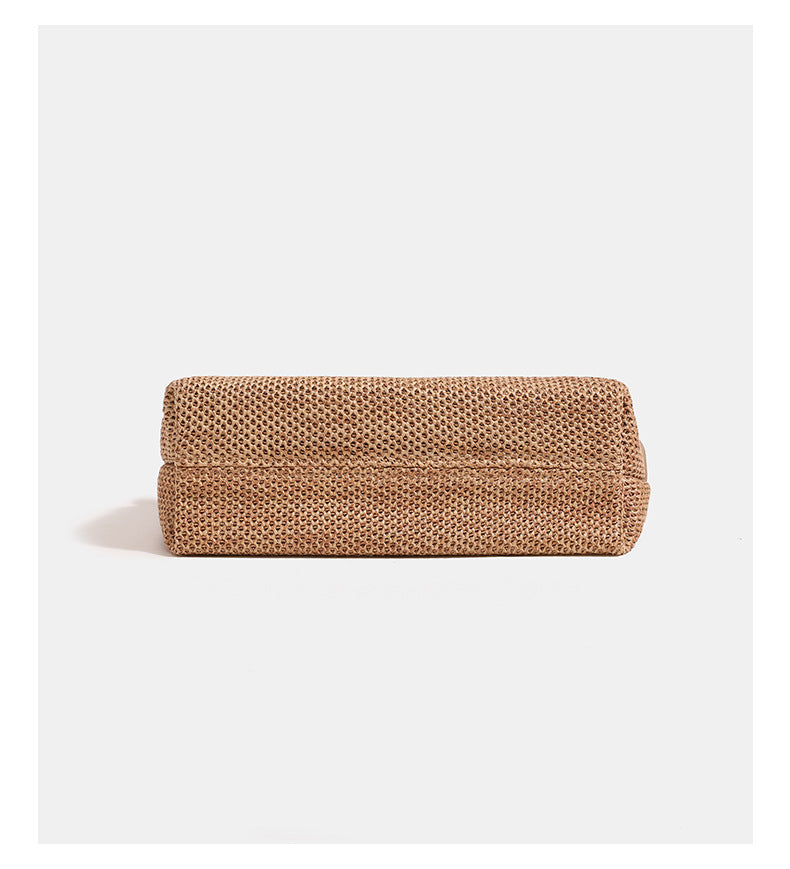 Geflochtene Hobo-Tasche aus Stroh mit geknotetem Tragegriff aus lederähnlichem Material, silberfarbenen Beschlägen und Kettenanhänger in Schwarz und Beige