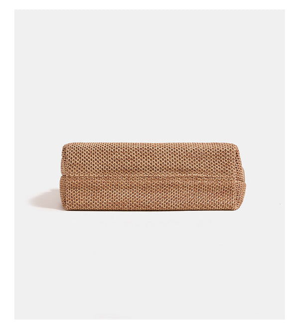 Geflochtene Hobo-Tasche aus Stroh mit geknotetem Tragegriff aus lederähnlichem Material, silberfarbenen Beschlägen und Kettenanhänger in Schwarz und Beige