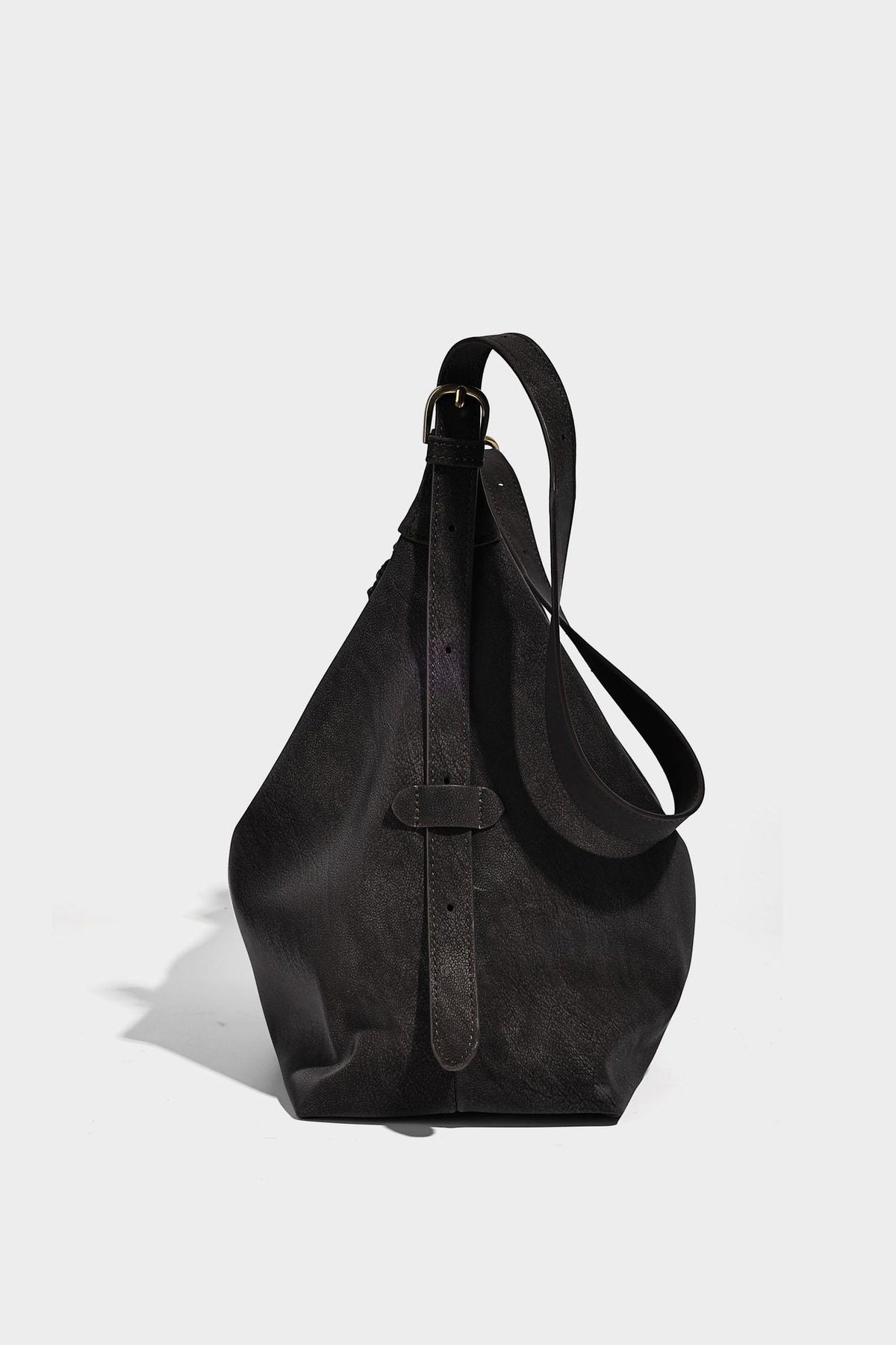 Lässige Hobo-Schultertasche mit matter Oberfläche, Quastenbesatz und goldfarbenen Metallelementen, Detailansicht 25