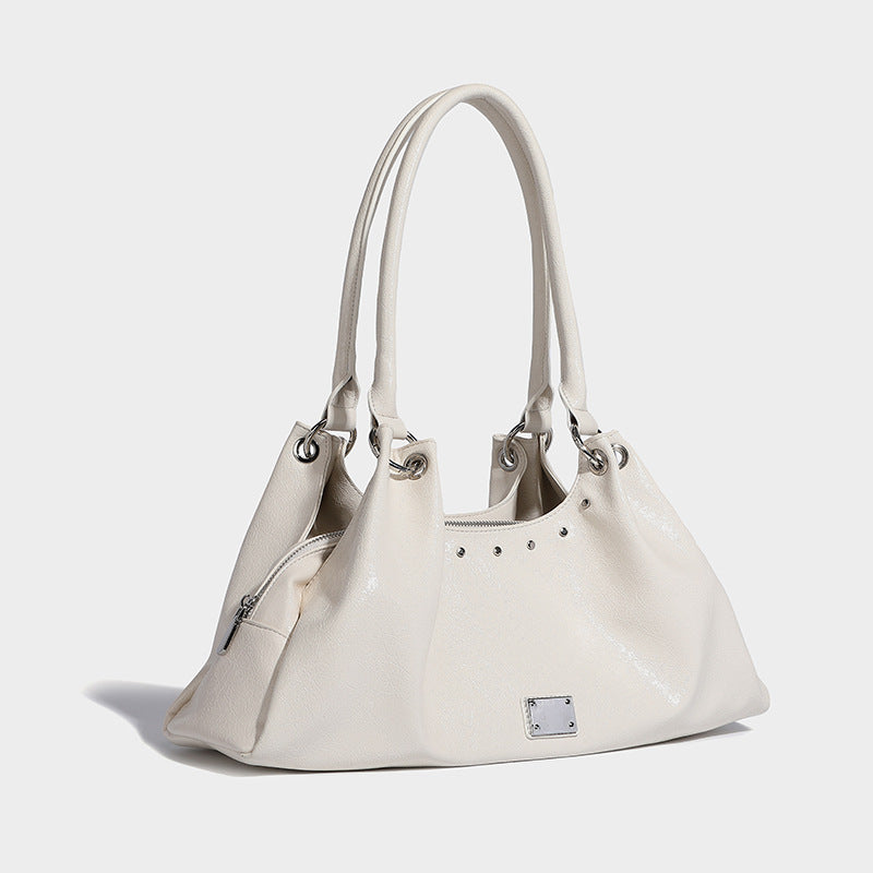 Lässig fallende Tote-Schultertasche in Trapezform mit glänzender, geknautschter Lederoptik, zwei geschlungenen Henkeln, Reißverschluss oben und