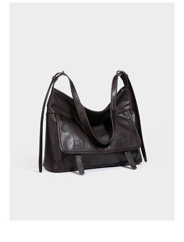 Weich fallende, geräumige Schulter- und Crossbody-Tasche in Lederoptik mit vorderer Klappentasche, Reißverschluss oben und langem verstellbarem Riemen