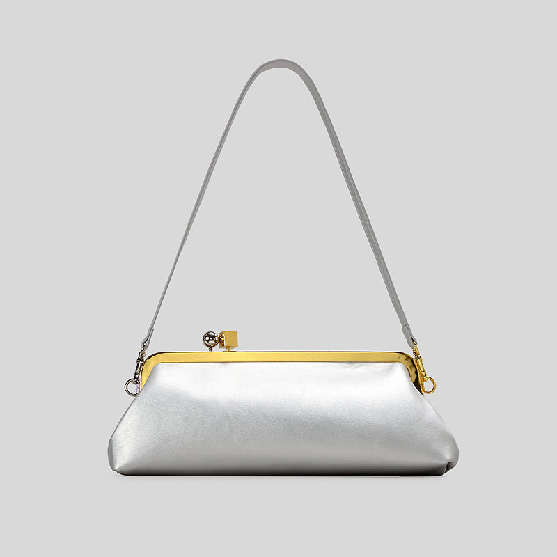 Strukturierte Clutch mit Kiss-Lock-Rahmenverschluss aus dunkelbrauner, krokodil-geprägter Lederoptik mit goldfarbenen Details und schmalem