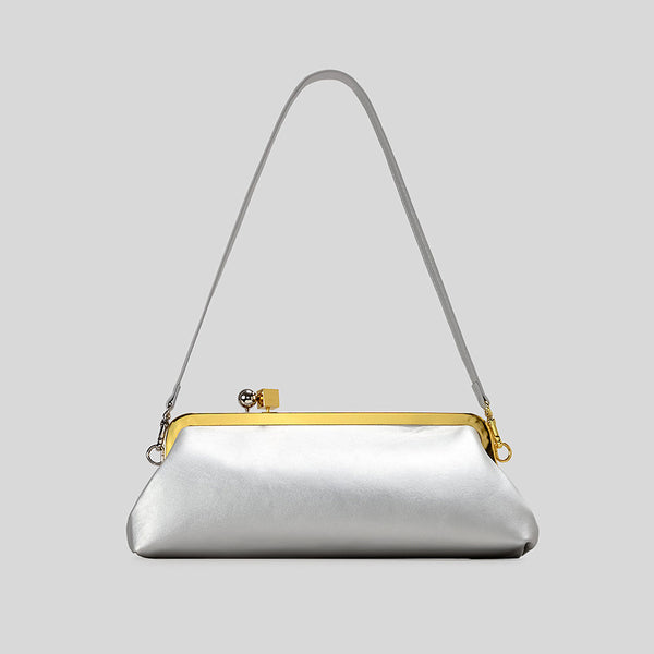 Strukturierte Clutch mit Kiss-Lock-Rahmenverschluss aus dunkelbrauner, krokodil-geprägter Lederoptik mit goldfarbenen Details und schmalem