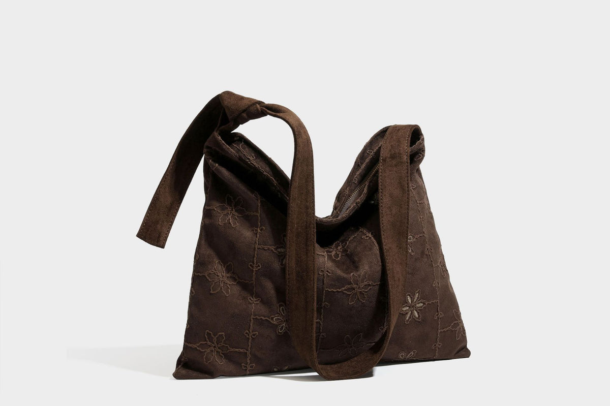 Lässige Hobo-Schultertasche in dunkelbrauner Velourslederoptik mit Ton-in-Ton-Blumenstickerei und langem, geknotetem Einzelriemen, Detailansicht