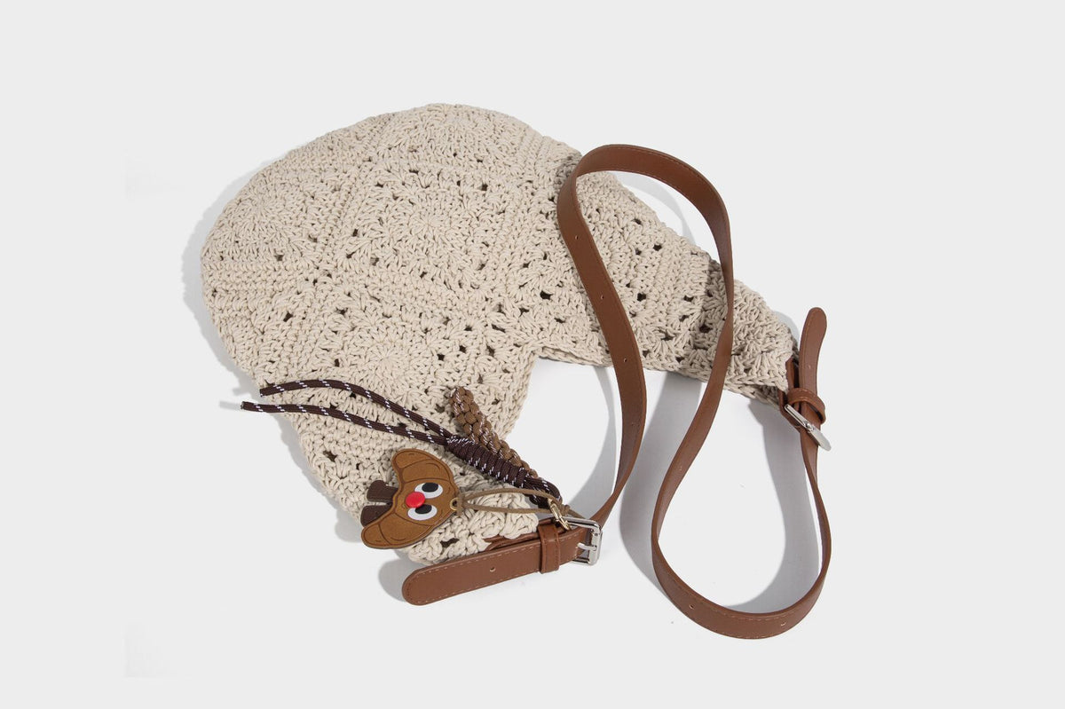 Weich fallende Hobo-Schultertasche aus gehäkelter Wachskordel mit verstellbarem Riemen in Lederoptik und Korpus mit offenem Gittermuster, Detailansicht 29