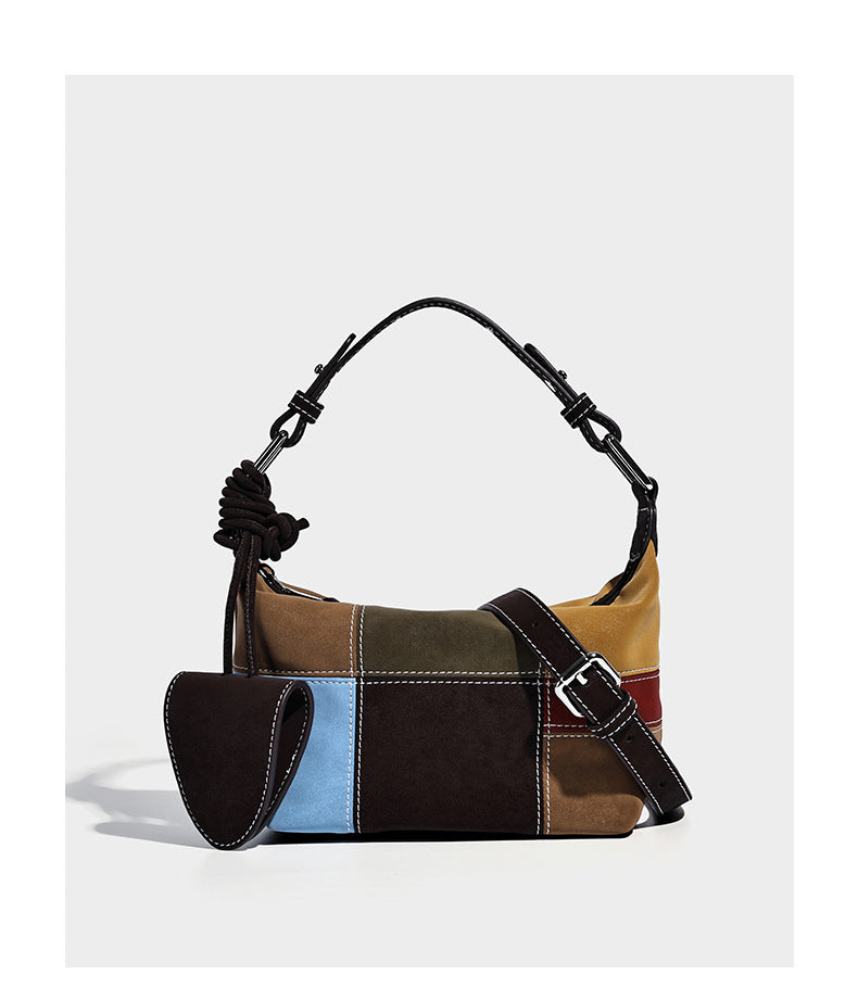Kompakte Patchwork-Schultertasche mit geknotetem dunklem Henkel und mehrfarbigen Einsätzen in Braun, Camel, Senfgelb, Oliv, Burgunderrot, Schwarz und