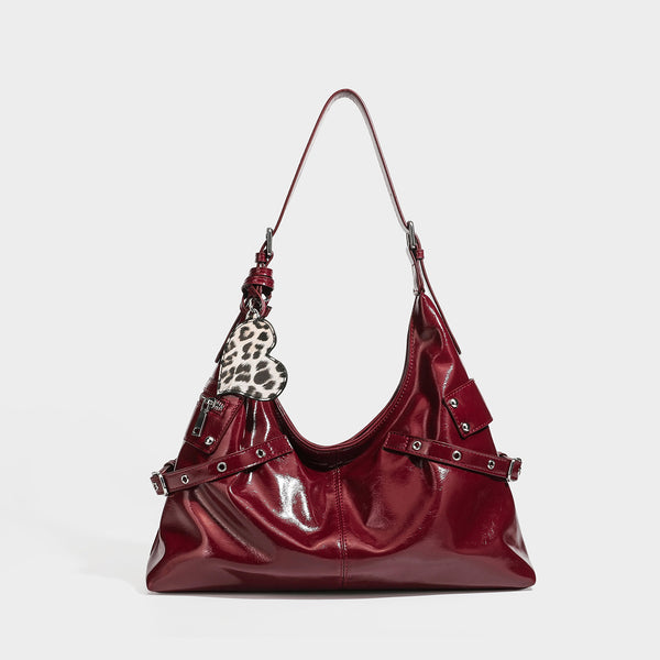 Glänzende, dunkelbraune Hobo-Schultertasche mit Riemendetail mit silberfarbenen Ösen, vorderer Reißverschlusstasche und Herz-Applikation im Leopardenmuster