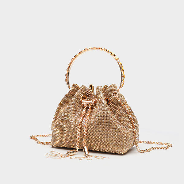 Kleine Beuteltasche mit Kordelzug, vollständig mit Strasssteinen besetzt, Schmuckstein-verziertem Ringgriff und silberfarbener Schulterkette, Detailansicht 2