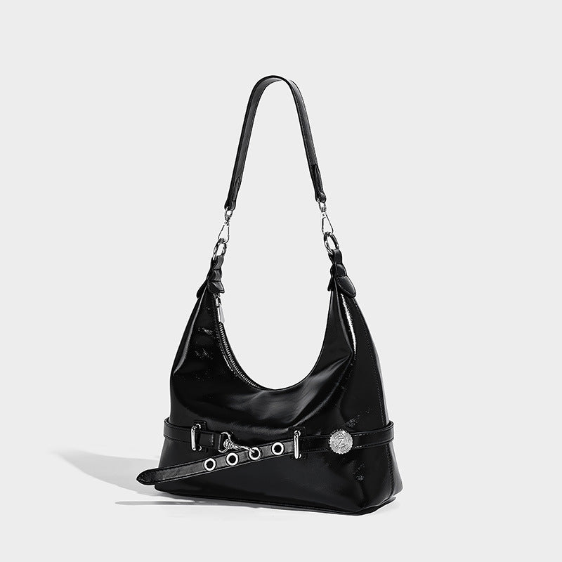 Glänzende, weich fallende Hobo-Schultertasche in Schwarz mit Beschlägen in Silberoptik, riemenartigem Riemen mit Ösen am Boden und langem, verstellbarem