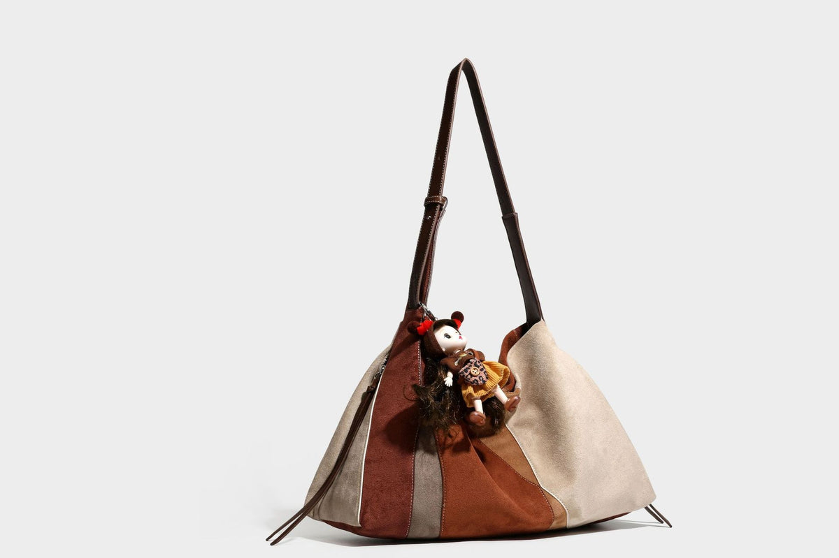 Weich fallende Patchwork-Tote in Braun, Rost, Camel und Beige mit Partien in Velourslederoptik, Besatz in Lederoptik und verstellbarem Schulterriemen
