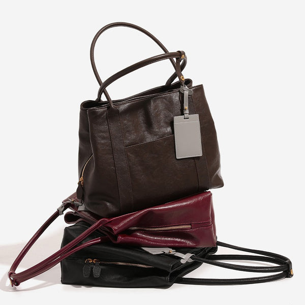 Strukturierte Trapez-Tote-Bag in dunkler Schokoladenbraun-Lederoptik mit langen Schulterriemen, vorderem Steckfach und Vorderansicht