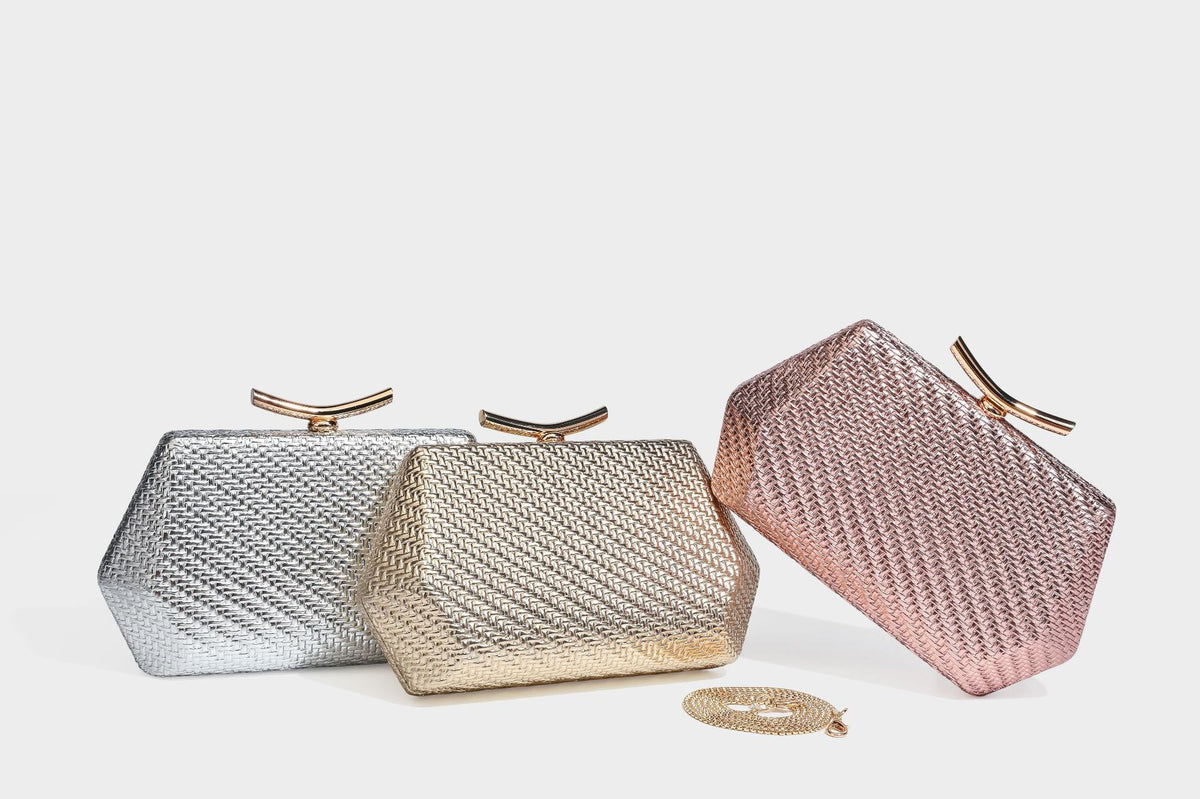 Kleine, strukturierte Clutch aus metallischem Flechtmaterial mit goldfarbenem Bügelverschluss und abnehmbarem Kettenriemen, Detailansicht 21