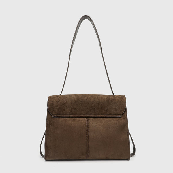 Schultertasche mit Überschlag in Kaffeebraun mit Velourslederoptik, silberfarbenem Drehverschluss und dunkler Kantenverarbeitung in Lederoptik, Detailansicht 3