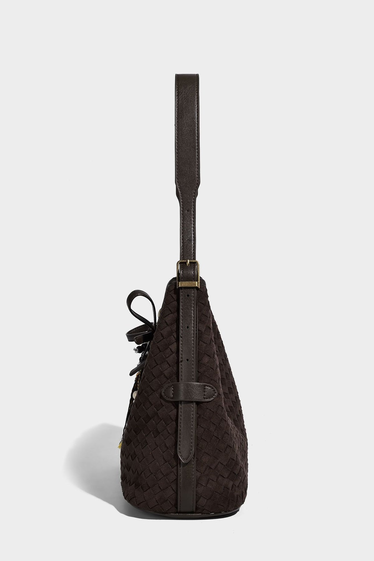 Dunkelbraune Beuteltasche mit Webstruktur, Knotenverschluss, Details in Goldoptik und verstellbarem Schulterriemen, Detailansicht 15