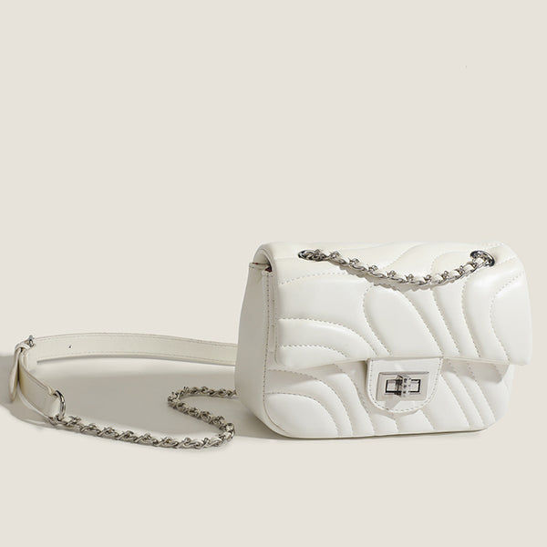 Kleine rechteckige Crossbody-Tasche in Lederoptik mit Wellensteppung, Kettenriemen in Silberoptik und Drehverschluss, Detailansicht 2