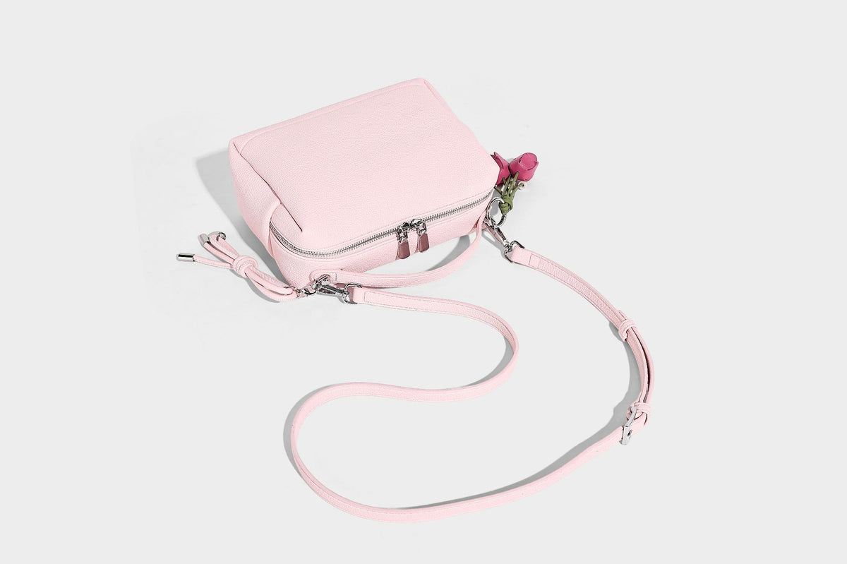 Kleine strukturierte Crossbody-Tasche mit Tragegriff aus genarbtem Material, Reißverschluss, silberfarbenen Beschlägen und optionalem Quastenanhänger