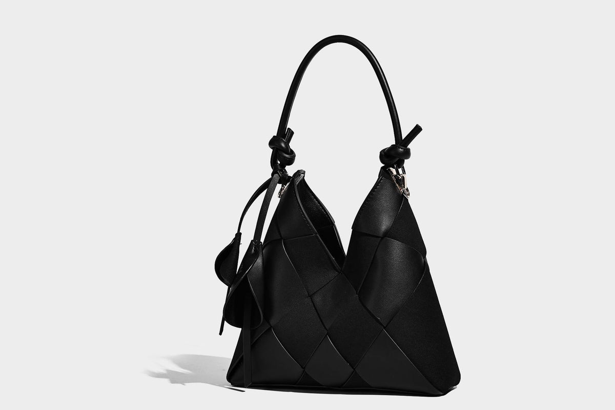 Wandelbare Tote-Bag in gewebter Lederoptik mit geknoteten Tragegriffen, abnehmbarem Schulterriemen und goldfarbenen Beschlägen, Detailansicht