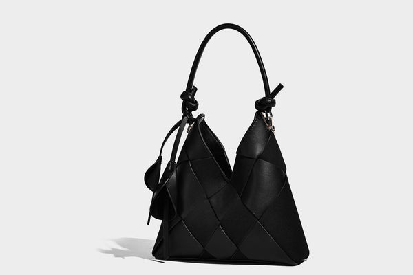 Wandelbare Tote-Bag in gewebter Lederoptik mit geknoteten Tragegriffen, abnehmbarem Schulterriemen und goldfarbenen Beschlägen, Detailansicht