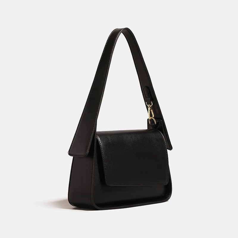 Strukturierte, rechteckige schwarze Schultertasche in Lederoptik mit Klappe, breitem flachem Riemen und goldfarbenen Drehbeschlägen, Detailansicht 3