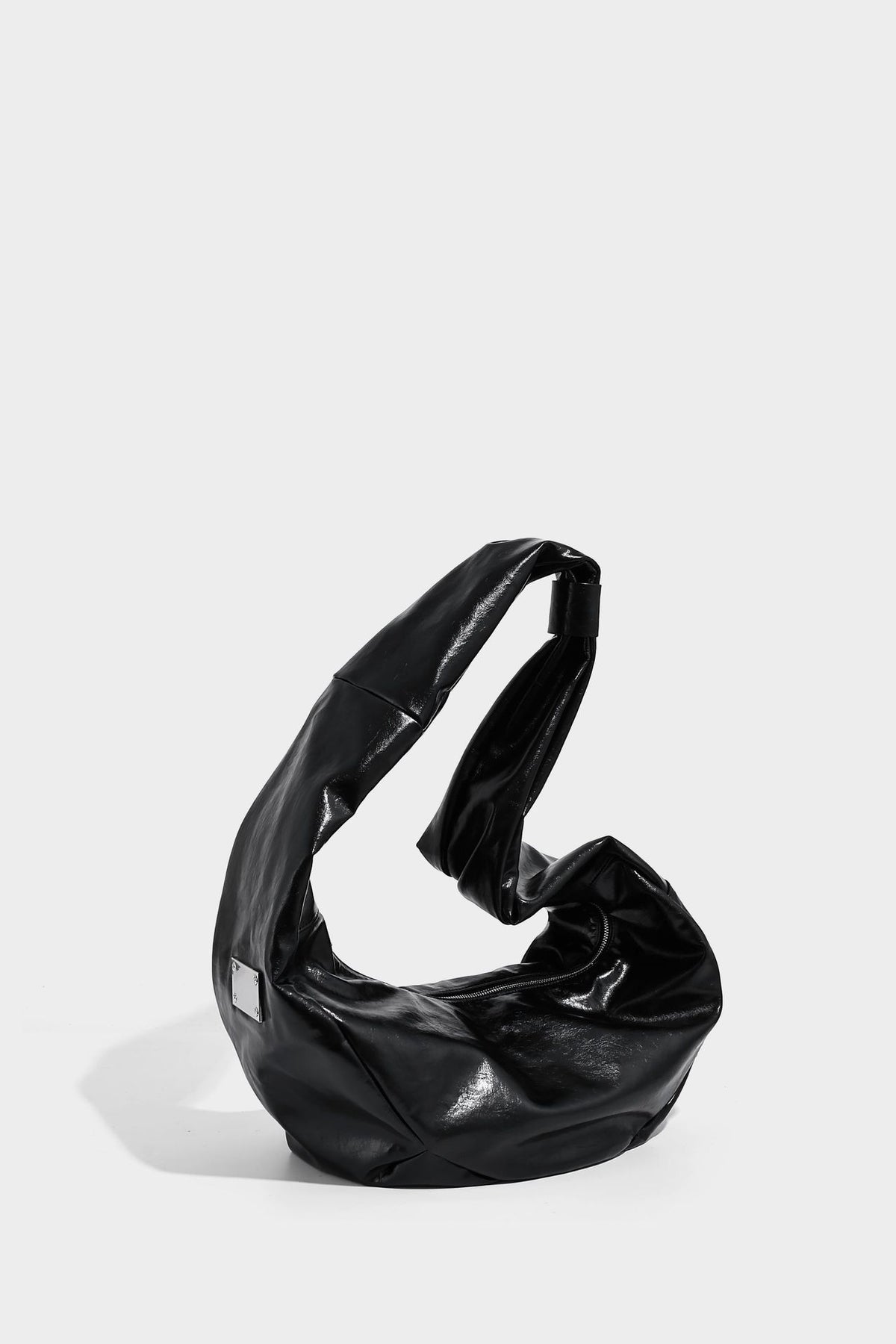 Schwarze glänzende, lässig fallende Hobo-Tasche in Halbmondform mit breitem integriertem Schulterriemen und silberfarbenem Reißverschluss, Detailansicht 15